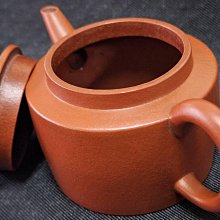 乾坤閣紫砂壺朱泥折肩平蓋壺(古壺) 乾隆年製嘴與蓋有小磕約150cc