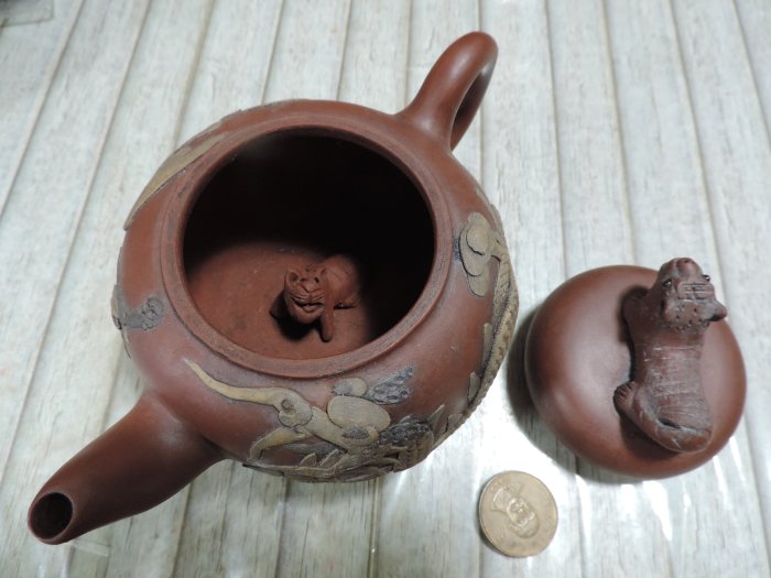 紫砂茶壺 臥虎蔵龍壺 宜興元坑紫砂 癸酉年1993年製 作家物 在銘 未使用美品 紫砂茶壺 臥虎蔵龍壺 宜興元坑紫砂 癸酉年1993年製 作家物 在銘