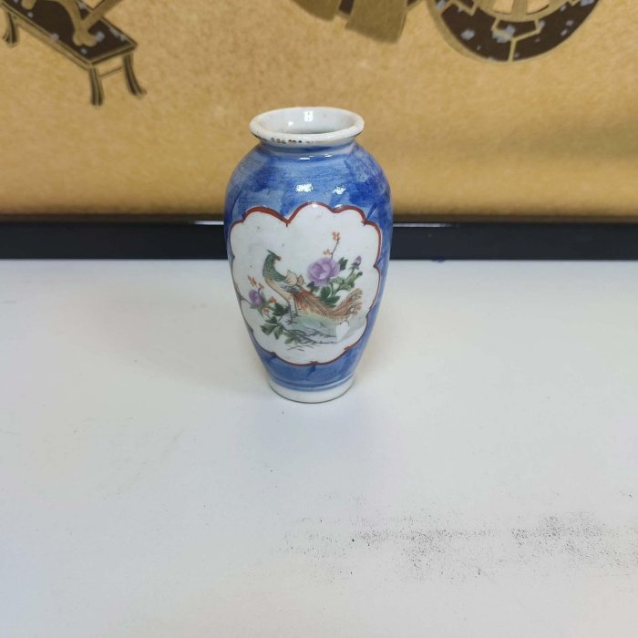 民國青花瓷瓶，白開窗現鳳凰牡丹美畫，尺寸：高10公分口徑3公分，工藝