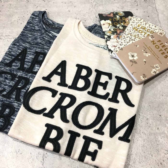 Maple麋鹿小舖 Abercrombie&Fitch ＊ AF 淺色貼布字母短T＊ ( 現貨XS號 )