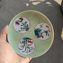清代同治軋道粉彩盤，三開窗花卉紋飾，底款“同治年制”。盤面保存完整