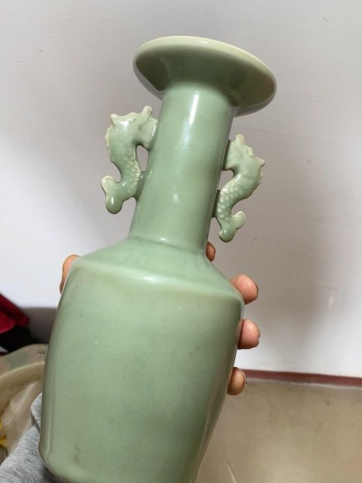 南宋龍泉窯青瓷雙魚耳瓶，灰胎梅子青釉，魚耳設計，細膩胎質，溫潤釉色