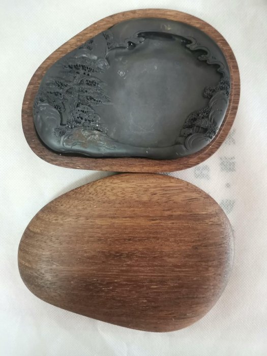 嚴選端溪老坑端硯，皇岩水岩精工，尺寸14.5x10.8cm，適合收藏端石藝術