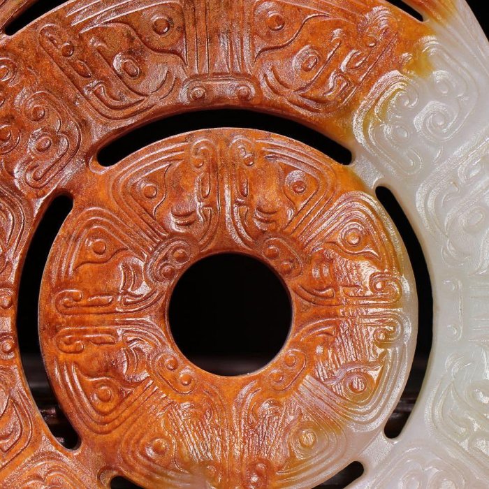 臻品旧藏，和田白玉土沁黄沁天鹅玉龙纹佩包浆厚重， 沁色入骨，。工艺