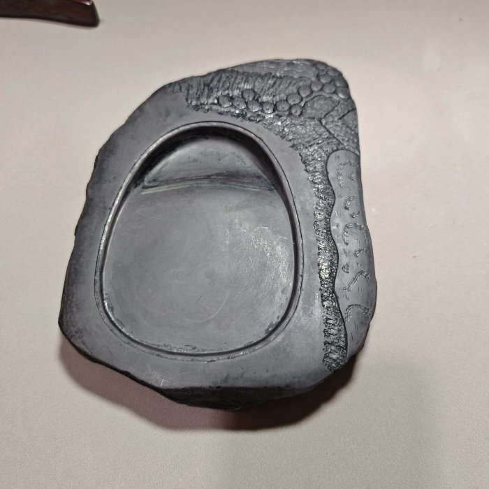嚴選老坑端硯，七零年代創匯時期經典作品，尺寸公分，蒼松紋路清晰