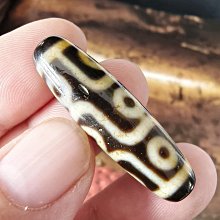 嚴選藏傳牙黃天珠，九眼設計展現古韻，風化紋路獨特，珠面油潤光澤