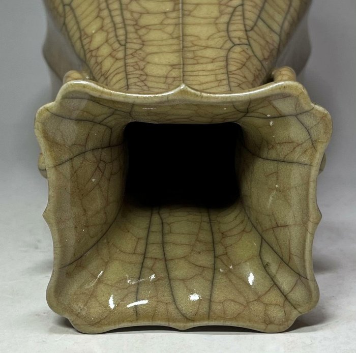 宋代哥窯雙耳瓶器型端正釉面開片自然金絲鐵線紋釉色溫潤胎質細膩高約