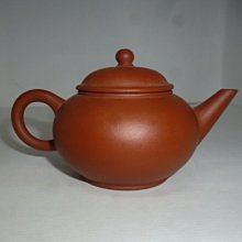 60年代末期外銷四六章「中國宜興」 平底矮肚純紅泥水平標準壺(俗稱:紅