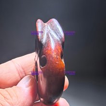 紅山文化玉豬龍，玉質溫潤細膩，橙紅色澤。整體造型獨特生動，豬龍形象
