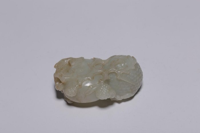 清代，和田白玉螭龍荔枝紋水盂長.6.8CM寬5CM高3CM 取和田白玉為材，玉