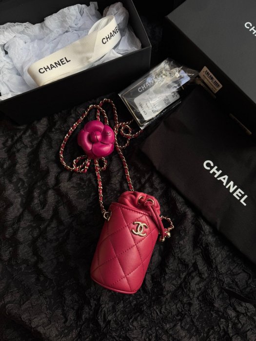 Chanel香奈兒紅色圓筒卡包小廢包99新耳機包正品 抽繩小圓筒包 mini哦，只能放耳機-440 飾品 耳環 項鍊