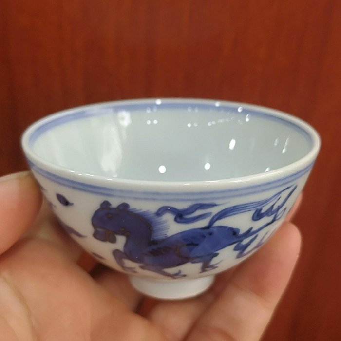 明代青花飛馬紋茶杯，品相完好，胎質細膩，釉色純正，青花發色幽藍