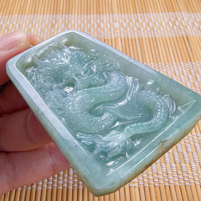 一元起標『昕品舘』天然緬甸玉A貨【特色帶原石皮-冰種水嫩起膠晴水綠~精雕(龍)】翡翠大掛墜@705-16［週日結標］