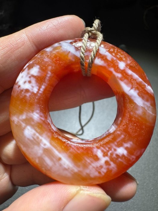 嚴選天然紅瑪瑙手錶鏈漢風玉環，皮殼渾厚包漬自然，直徑4.4公分紅瑪瑙