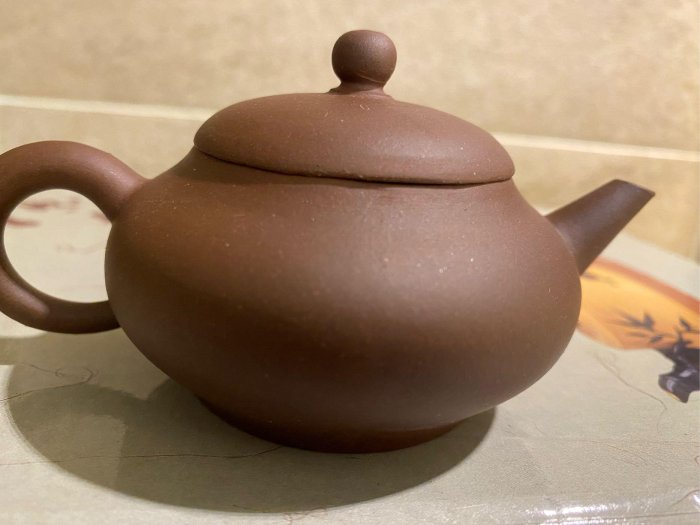 早期1975宜興原礦全手工￼紫砂‧底槽清．薄胎．文革五型水平壺‧底款