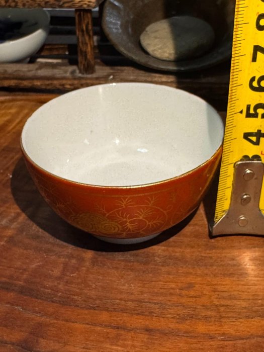 嚴選昭和時期九谷燒永樂款珊瑚紅釉描金品茗杯，華貴雅致適合收藏九谷燒
