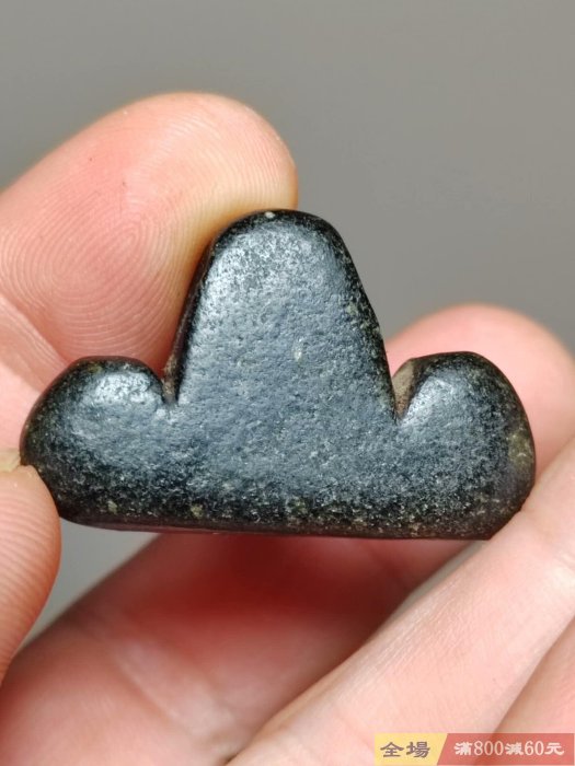 遼代玉山子掛墜 尺寸約3.8釐米X2.4釐米 厚度約0.9釐米 地方玉材質 遼金風格 具有八 【佛緣閣】【二手】-6117