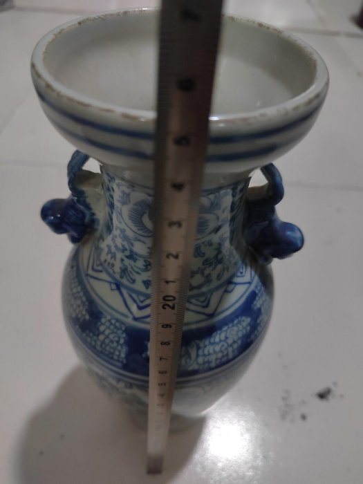 嚴選青花雙喜瓶，高25cm口徑9.5cm，白底青花纏枝蓮紋，獅耳造型生動