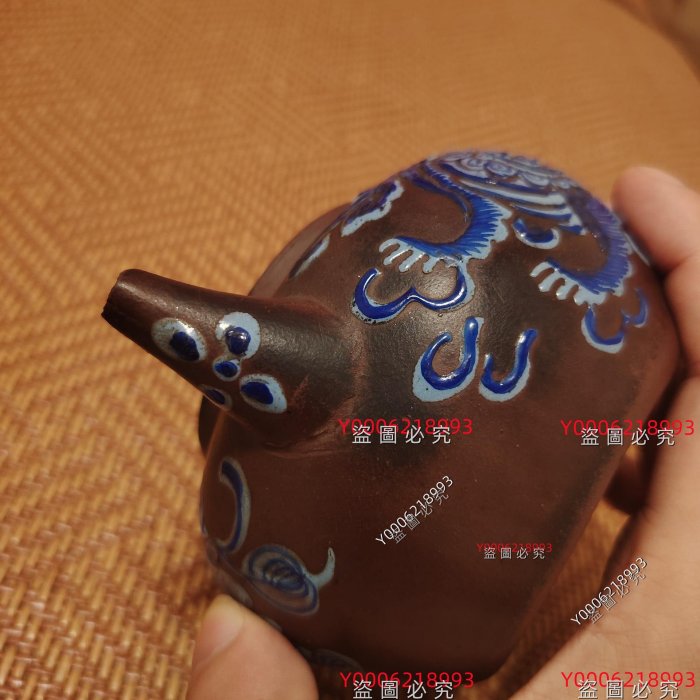 清代中藍彩獅子紋紫砂壺，壺身紫砂材質，做工精致。壺身繪制藍色獅子滾