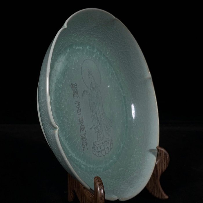 宋汝窯冰裂紋刻觀音菩薩像葵口卷足洗，高4.5直徑18.5cm，200383 瓷器官