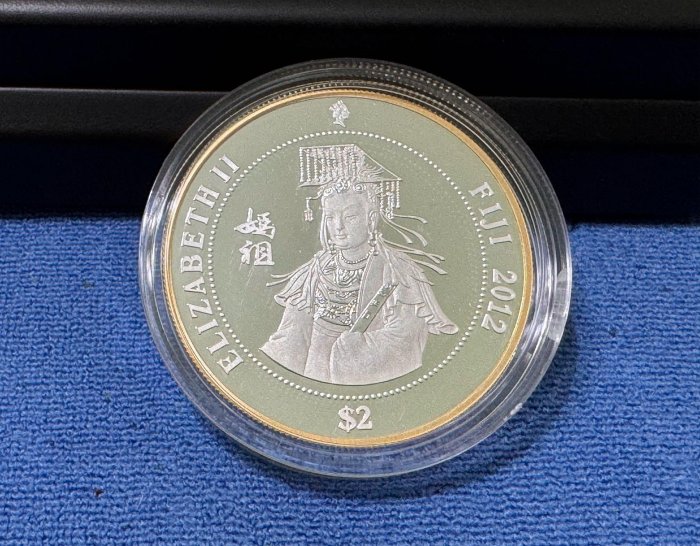 西元2012年發行，澳大利亞龍年純銀鍍純金彩色紀念幣，龍登寶座，1英兩