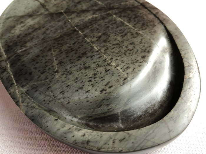 硯 歙州硯 金星 日月三足硯 唐硯 大硯 匿名配送 歙硯眉紋坑新坑「唐眉」硯，具有金星、眉紋與水波紋品相，栗形
