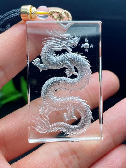 收藏極品天然白水晶無事牌內雕龍吊墜晶體通透龍是四靈之首有升騰之勢能