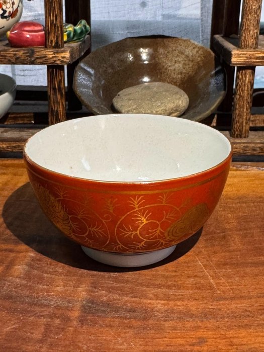 嚴選昭和時期九谷燒永樂款珊瑚紅釉描金品茗杯，華貴雅致適合收藏九谷燒