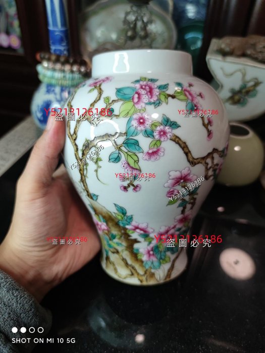 大清乾隆年制款粉彩蝶戀花瓶品相保存完好，色彩漂亮。關于年代個人感覺