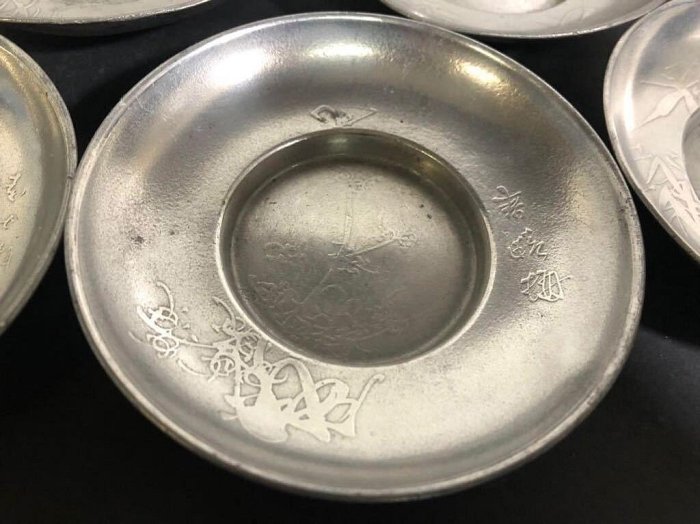 嚴選日本大阪乾茂號錫制茶托五件組，經年累月古董收藏，梅蘭竹菊松紋美