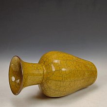 清乾隆款哥窯黃釉開片賞瓶，高24cm，寬12.5cm，底部有“乾隆年制”款識