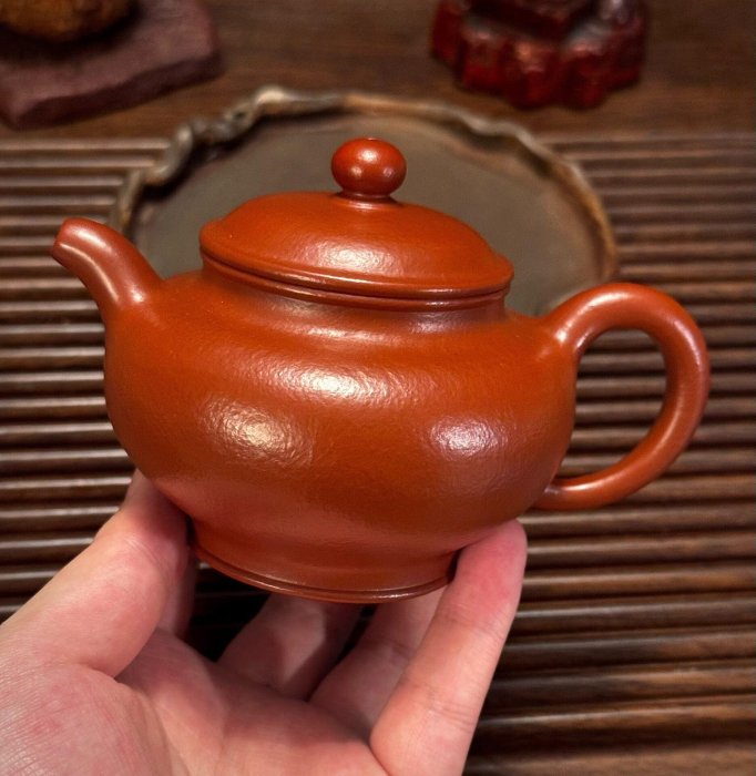 嚴選田玲原礦三十目朱泥大紅袍紫砂壺，190cc滿測容量，菱形九孔水順暢