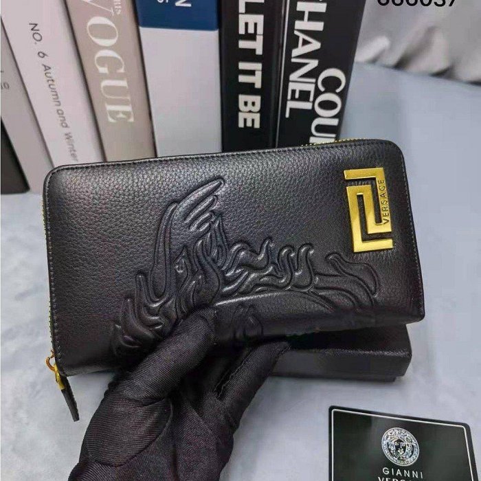 【関税込み】Versace ブラウン 'Versace' Tag 長財布 ブランド激安VERSACE ヴェルサーチ 新作 ラウンドファスナー式