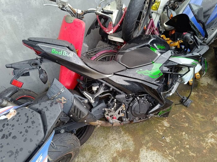 達成拍賣 kawasaki 忍者 Ninja 400 坐墊 整流器 油箱 鎖頭 扶手 中柱 煞車總泵 卡鉗 汽油泵浦