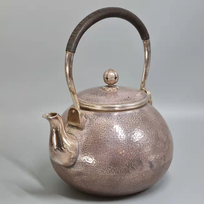 華寶軒』昭和時期德力作純銀613克手打錘目岩肌紋銀壺湯沸1500cc