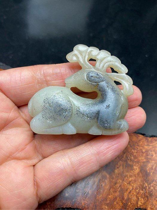 【拾石樂】（回首玉鹿）--老件、和闐玉、圓雕飽滿、跪臥姿、工藝精美形神兼備、肥臀短尾、皮殼老熟、包漿厚實、盈潤、光澤佳．．//G-65 ...