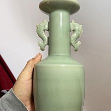 南宋龍泉窯青瓷雙魚耳瓶，灰胎梅子青釉，魚耳設計，細膩胎質，溫潤釉色