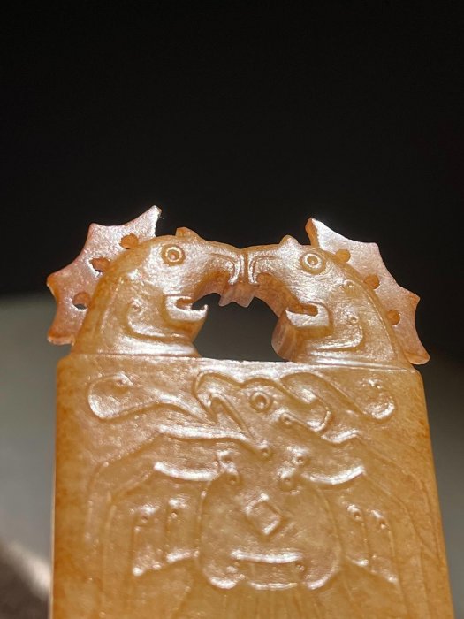 文化期高古玉和闐白玉土沁鷹冠神人玉牌佩飾53g7.4*3.8*0.8極品玉牌