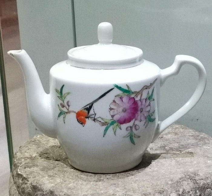 嚴選景德鎮567粉彩花鳥茶壺，釉水亮麗畫工精湛，瓷質精細，高15.5cm長
