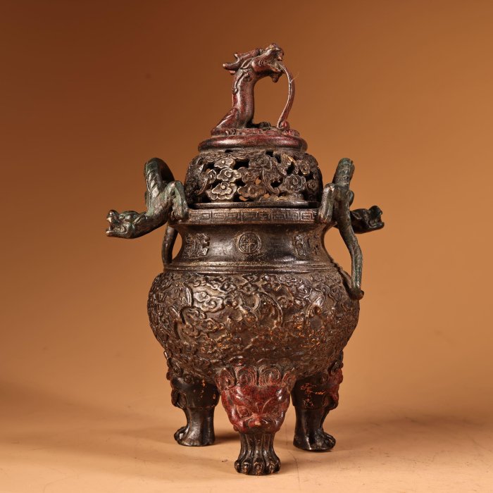 中国古美術・旧蔵品・純銅製・高浮彫・錾刻・鎏銀・八宝紋 盤龍 首飾箱・置物・茶道 珍品舊藏收純銅銅高浮雕彩繪盤龍蓋熏香爐工藝精湛器形款式精美重950克