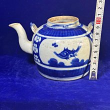 清代青花花卉魚紋茶壺，壺身開窗，花卉圖案，造型規整。尺寸約10公分高