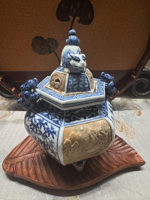 嚴選1853年初代竹泉青花獅子摘香爐，帶原盒與供布，百年老物珍藏款青花