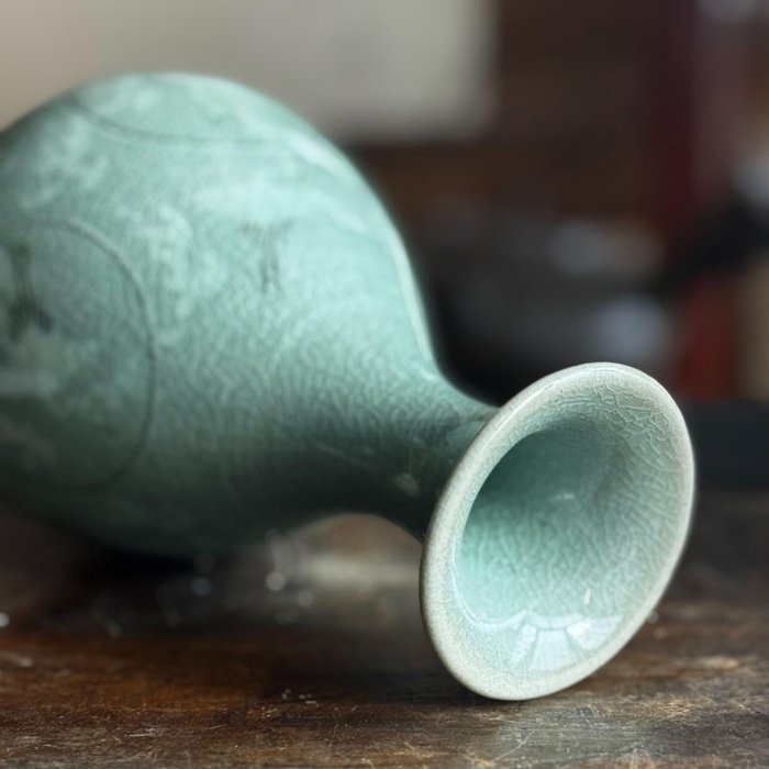 嚴選高麗青瓷雲鶴圖玉壺春瓶，尺寸17.5x10.5cm，重量530g，土仙底款