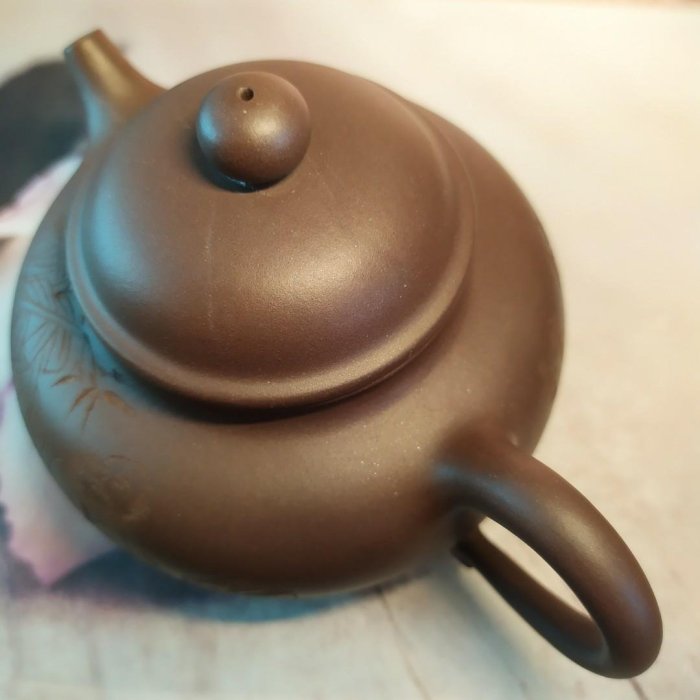 🍵宜興紫砂廠黑星土容天壺🍵壺名：容天壺陶刻：清思伴讀底款：中國宜興
