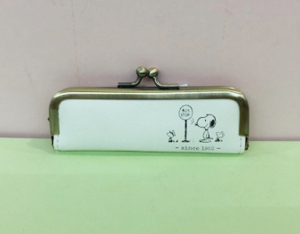 【震撼精品百貨】史奴比Peanuts Snoopy ~SNOOPY珠扣印鑑收納包-公車站牌#85535