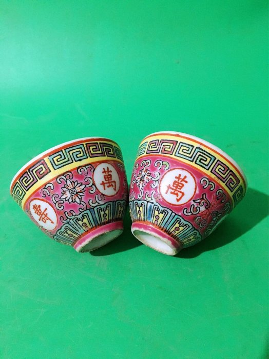 嚴選粉彩手繪紅地萬壽無疆茶杯，口徑7.1公分高5.2公分，收藏與實用兼具