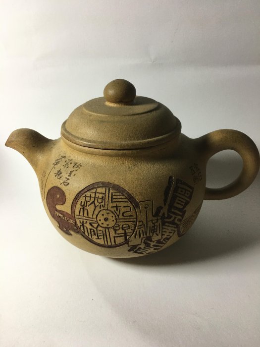 大清乾隆年製 染付唐草文壺 台付 豆彩花唐草文碗 大清乾隆年製銘 文化遺産オンライン