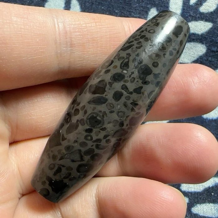 嚴選天然球粒隕石天珠,尺寸63×20mm,編號z84 隕石天珠當代藝術 嚴選天然球粒隕石天珠,尺寸63×20mm,編號z84 隕石天珠當代藝術