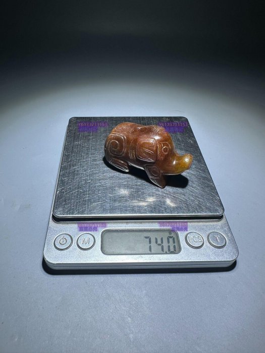 和田玉瑞獸把，玉質溫潤細膩，金黃色澤自然漂亮，雕工精美，造型生動