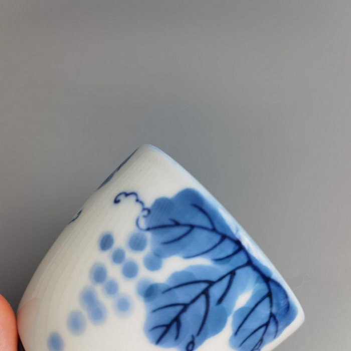 日本昭和職人手作主人杯純正青花發色內繪葡萄藤紋白底茶杯釉面光滑口徑